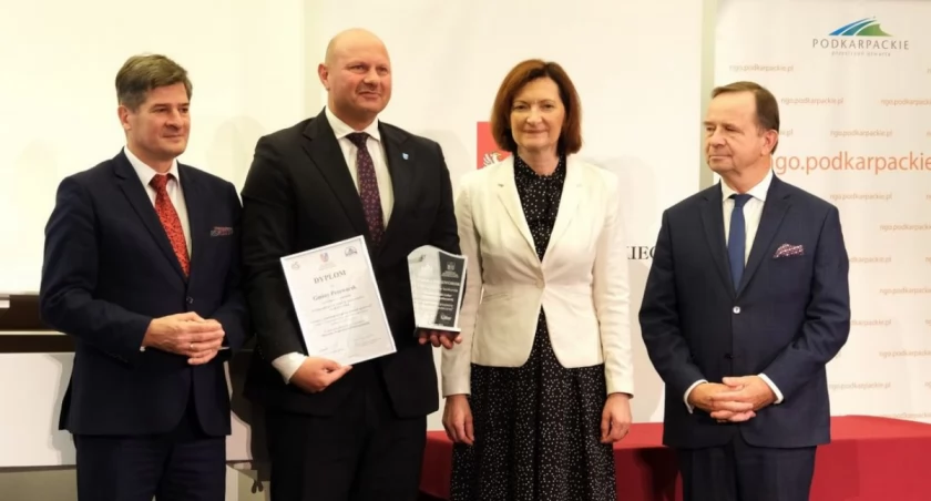 Gmina Przeworsk za aktywną współpracę z podmiotami ekonomii społecznej uhonorowana została wyróżnieniem./ Zdjęcie: ROPS Rzeszów