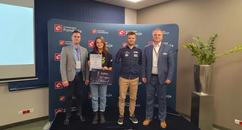 Uczennica „Banacha” Karolina Łakomy podczas zjazdu stypendystów w Warszawie miała okazję poznać Bartosza Ostałowskiego – jedynego na świecie profesjonalnego kierowcy sportowego, który prowadzi stopą (trzeci od lewej)./ Zdjęcie: ZSTiO Jarosław