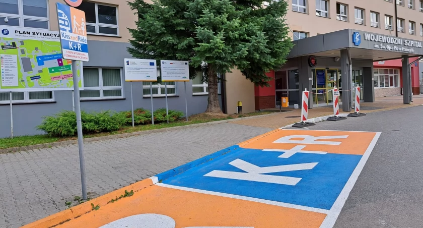 Wyznaczona pod szpitalem strefa K+R rzuca się w oczy dzięki czytelnemu oznakowaniu. Pozwala na bezpieczne wysadzenie pasażera w miejscu, gdzie są ograniczone możliwości parkowania./ FOT. WSzwP