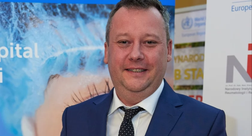 Przemyskiemu szpitalowi 5. miejsce w kategorii „Innowacyjny szpital – zarządzanie” przyniósł projekt podsumowujący zmiany przeprowadzone w placówce w latach 2020 – 2023. Laur dla szpitala podczas finałowej gali podsumowującej rywalizację odebrał zastępca dyrektora ds. organizacji, promocji i rozliczeń świadczeń medycznych Rafał Kopacz./ FOT. WSzwP