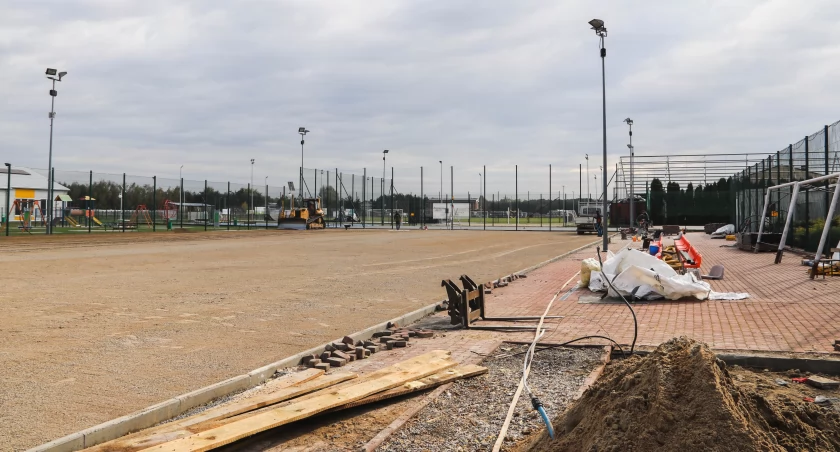 Finał inwestycji przewidziano na koniec stycznia przyszłego roku. Mają zapewnić lepsze warunki do uprawiania sportu. Część prac już została wykonana, część jest w toku./ Zdjęcia: UG Tryńcza