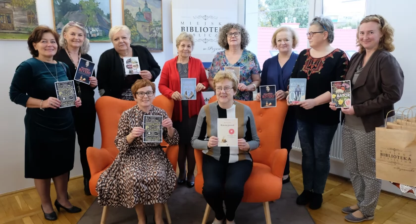10. urodziny Dyskusyjnego Klubu Książki klubowiczki uczciły pamiątkowym zdjęciem, na którym każda z nich prezentuje swoją wybraną ulubioną lekturę./ Zdjęcia DKK Przeworsk