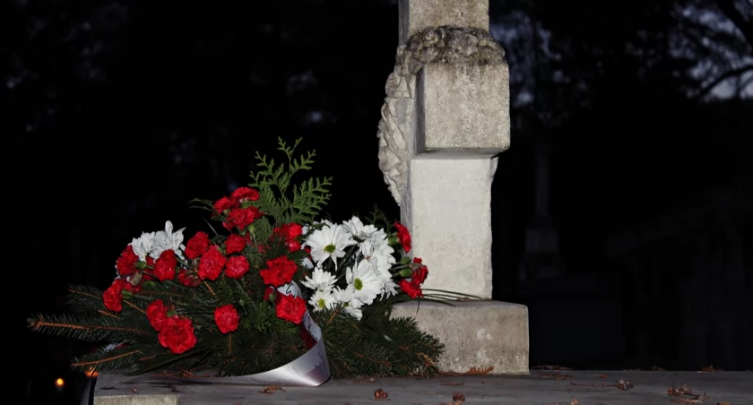 Obyczaj nakazuje zapalić światło także na grobach zapomnianych, takich których nie odwiedza już nikt bliski. Fot. Mariusz Godos