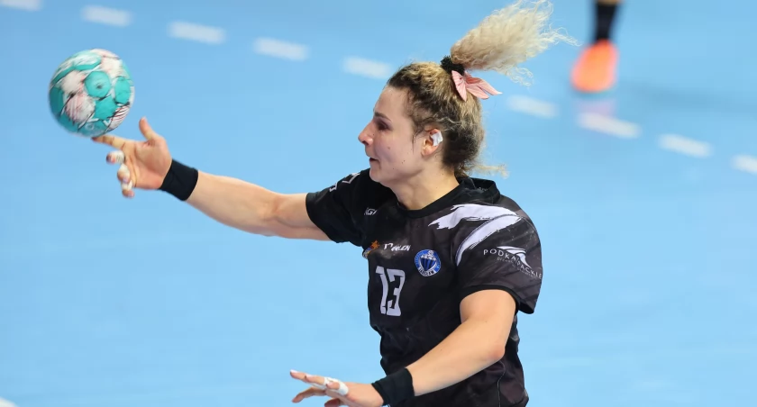 Sylwia Matuszczyk była dobrym duchem jarosławskiej ekipy w spotkaniu w Lubinie. Fot. Orlen Superliga Piłki Ręcznej Kobiet