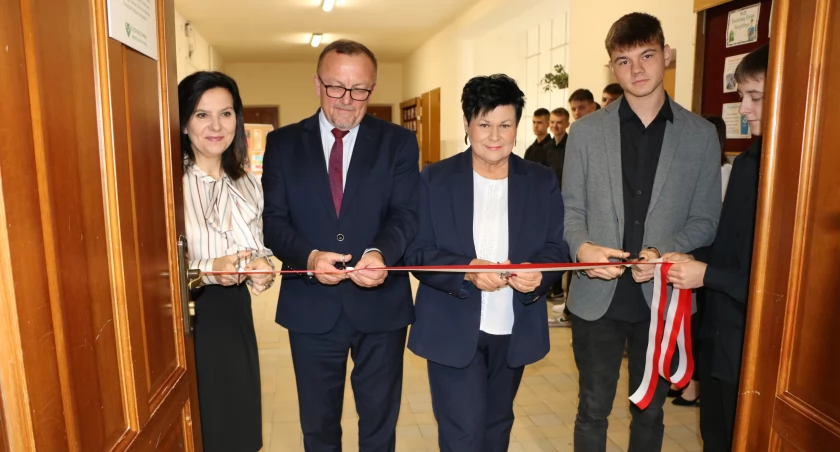 Symbolicznego przecięcia wstęgi zawieszonej przy wejściu do nowej pracowni dokonali: dyrektor ZSBiO Dorota Kaleta, starosta jarosławski Stanisław Kłopot, naczelnik Wydziału Edukacji i Spraw Społecznych w starostwie Marta Kurpiel oraz przedstawiciel uczniów Kacper Drozdowicz./ Zdjecia: Starostwo Powiatowe w Jarosławiu
