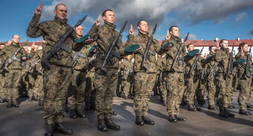Na placu apelowym przy ul. 29 Listopada słowa przysięgi wypowiedziało 100 żołnierzy dobrowolnej zasadniczej służby wojskowej. Fot. 5 bsp Przemyśl