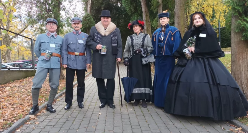 Swoje „trzy grosze” do kwestowania dołożyli członkowie stowarzyszeń, m.in. Stowarzyszenia Rekonstrukcji Strojów Historycznych Damy i Huzary. Fot. zbiory własne