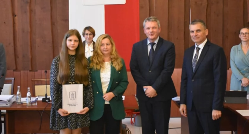 W tym roku wyróżniający się uczniowie swoje 5 minut mieli 25 października, podczas sesji rady miasta i gminy. Jednym z punktów obrad było wręczenie nagród za wybitne wyniki w nauce oraz dla najlepszych absolwentów./ Zdjęcia UMiG Dubiecko
