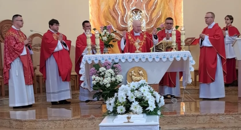 Msza św. w intencji dzieci utraconych i ich rodziców odbyła się w kościele pw. Józefa Sebastiana Biskupa. Po niej pochowanie zostały we wspólnej mogile na Cmentarzu Zasańskim./ FOT. WSzwP