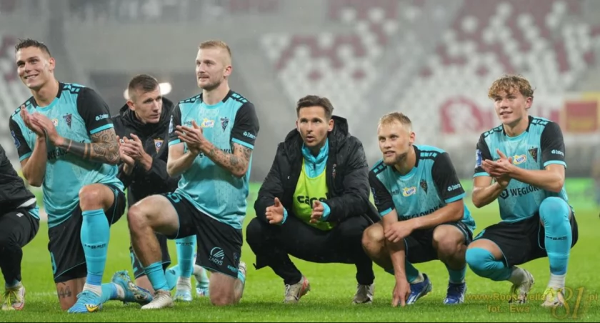 Przemyślanin Norbert Barczak (pierwszy z prawej) ma za sobą debiut w PKO Ekstraklasie w barwach Górnika Zabrze. Fot. www.gornikzabrze.pl