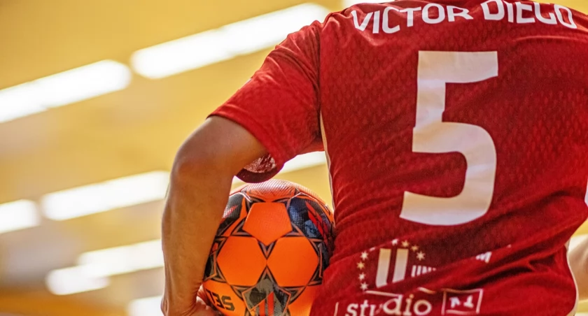 Victor Diego w meczu w Lubawie nie wystąpił, bo zmaga się z lekką kontuzją. W II połowie na parkiecie nie pojawił się Neme, a na kilka sekund Kamil Bała (obaj mają na koncie po trzy żółte kartki; czwarta oznaczałaby absencję w meczu z Clearexem). Wszyscy oszczędzani byli na arcyważny pojedynek z chorzowianami. Fot. Grzegorz Gajdzik
