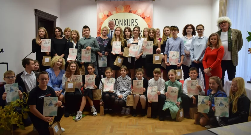 Uczestnicy, wyróżnieni i laureaci obu kategorii konkursu wraz z gospodarzami i gośćmi spotkania.