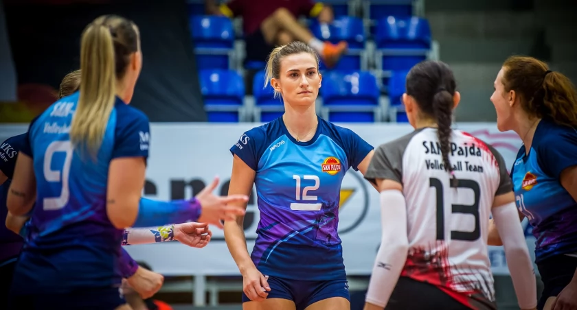 Katarzyna Saj (nr 12) i jej koleżanki były minimalnie gorsze od zespołu z Imielina. Fot. Karol Słomka
