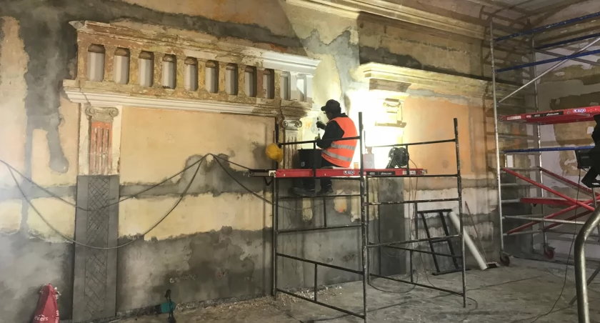 W sali balowej budynku sztabowego koszar przy ul. Okrzei odsłonięta została pierwotna kolorystyka dekoracji ścian, stolarki okiennej i drzwiowej w sali balowej. Sposób malowania ścian i dobór kolorów były bardzo ciekawe. Fot. M. Bochenek-Bartnicka; WUOZ Przemyśl
