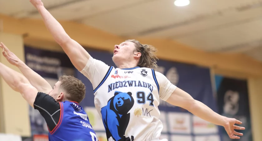 Max Egner po kwadransie gry miał na swoim koncie double-double (10 pkt; 10 zb.). Ostatecznie zakończył mecz z 22 pukntami i 19 zbiórkami. Został wybrany najlepszym zawodnikiem 9. kolejki PEKAO I ligi. Fot. Grzegorz Gajdzik