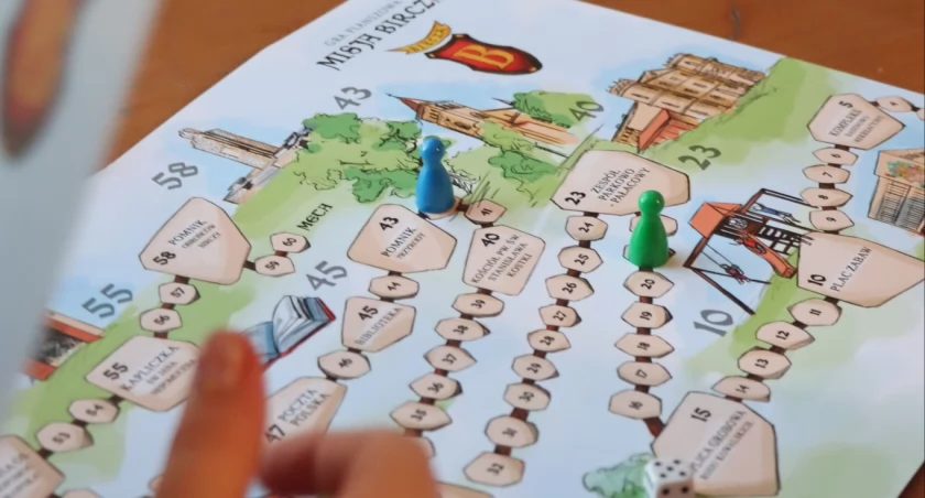 Na planszy gry odwzorowano położenie topograficzne najciekawszych, związanych z birczańską ziemią miejsc, którym towarzyszą niejednokrotnie ciekawe legendy. / Zdjęcia GOKSiT