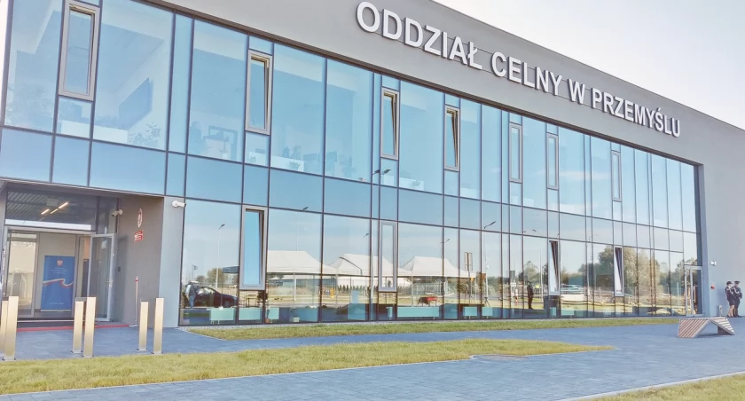 Ulokowana w podprzemyskich Krównikach nowa siedziba Oddziału Celnego w Przemyślu wygląda imponująco. Mimo upływu miesiąca od jej otwarcia na trasie dojazdu wciąż brakowało jednak oznakowania, kierującego jadących do odprawy kierowców do celu. Za naszym pośrednictwem upomnieli się o nie mieszkańcy./ FOT. M. Godos