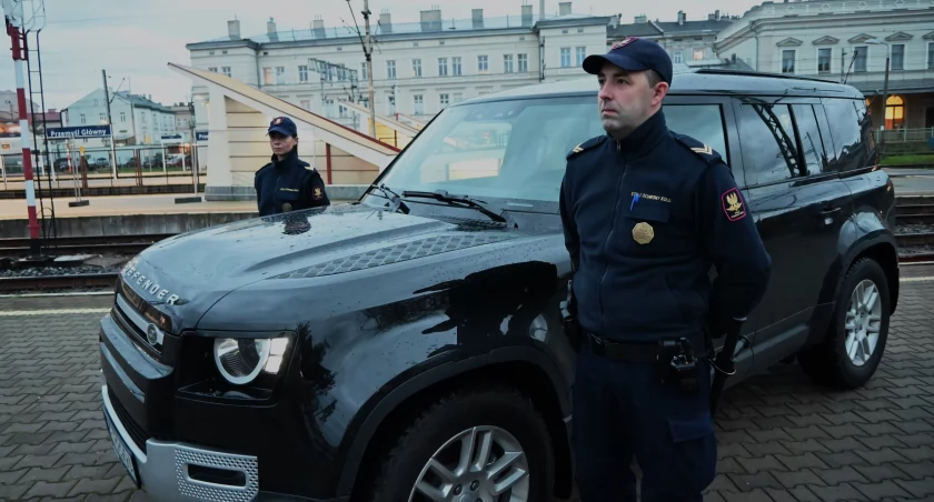 Flotę samochodową Komendy Regionalnej Straży Ochrony Kolei w Przemyślu uzupełnił brytyjski wóz marki Land Rover Defender II, wyposażony w nowoczesny, 3-litrowy silnik diesla./ Zdjęcia: SOK Przemyśl