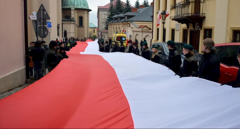 Pochodowi po raz kolejny towarzyszyła ogromna, długa na 50 m polska flaga, niesiona m.in. przez przemyskich harcerzy.  Fot. UM Przemyśl