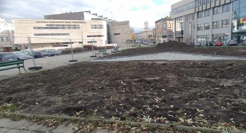 Strefa relaksu ma powstać tuż nad parkingiem w miejscu zaniedbanego skwerku. / fot. Taj
