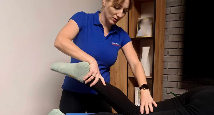 Na zdjęciu rehabilitantka Daria WIelgosz podczas pracy z pacjentem.