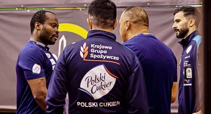 Jarosławianie w chyba najmocniejszym składzie nie sprostali w Bydgoszczy ekipie Gwiazdy. Z prawej Andrej Gacina, z lewej Quadri Aruna. Fot. Agnieszka Kulka
