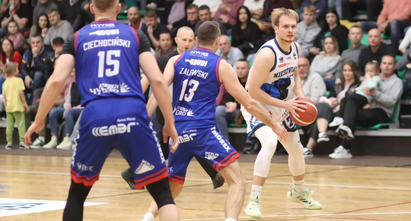 Michał Chrabota (z piłką) był najlepszym zawodnikiem Przemyskich Niedźwiadków w Opolu. Fot. Grzegorz Gajdzik