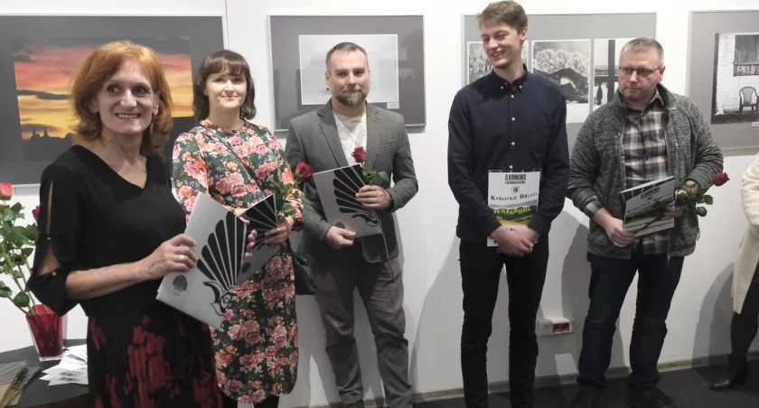  Otwarcie wystawy. Od lewej Krystyna Jóźwińska (komisarz konkursu) oraz nagrodzeni autorzy: Alicja Wysocka, Artur Wysocki, Tomasz Nabiałowski i Tomasz Okoniewski. / fot. Jacek Szwic