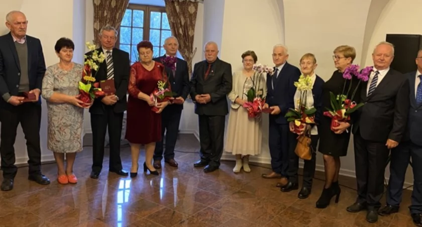 Małżonkowie, którzy od pół wieku kroczą razem przez świat zostali uhonorowani medalami „Za Długoletnie Pożycie Małżeńskie”. / GOK Krasiczyn