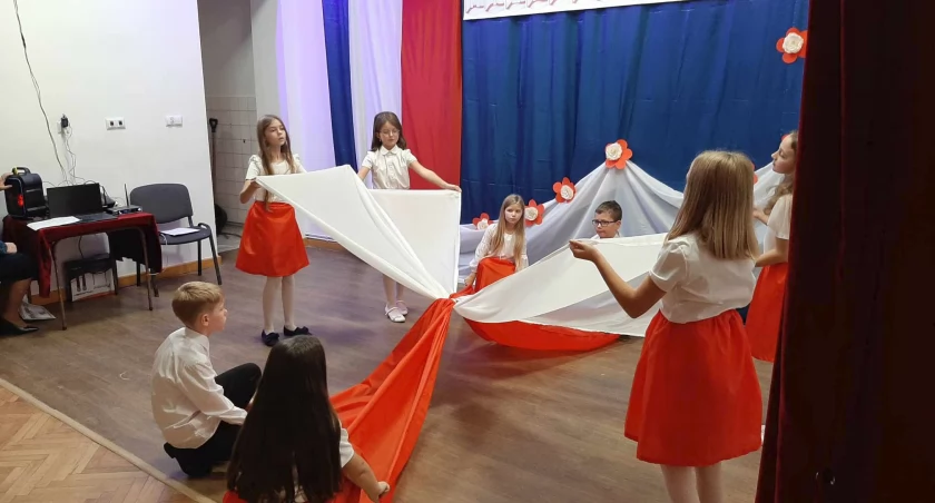 Patriotyczny – piękny i wzruszający – program zaprezentowały dzieci i młodzież z kosienickiej szkoły. Nie zabrakło wierszy i pieśni oraz pięknych układów tanecznych. Fot. zbiory własne