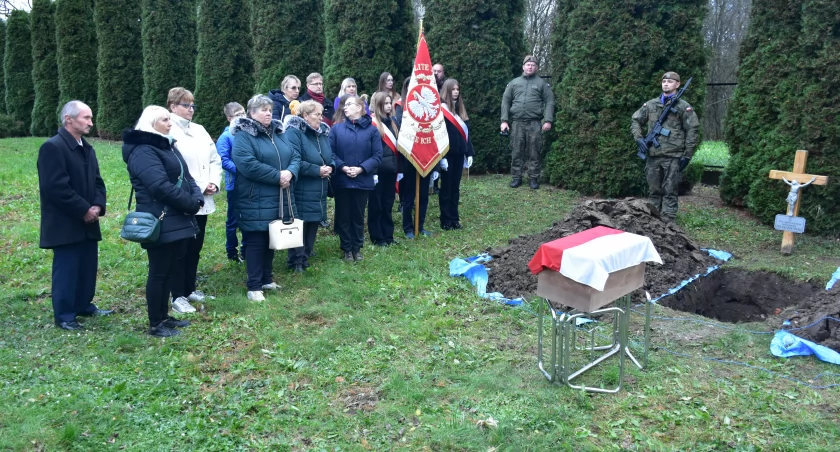 13 listopada br. na cmentarzu w Stanisławczyku odbyła się skromna, acz podniosła uroczystość złożenia szczątków ekshumowanego nieznanego żołnierza do nowego grobu. Fot. Mariusz Błahut