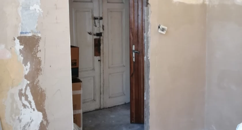 W takim stanie nieuczciwy fachowiec zostawił mieszkanie pana Tomasza. Zlecenie kończy po nim inny wykonawca, który prowadzi firmę remontową. 