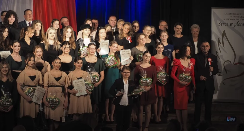 Rodzina autora utworu, reprezentowana przez córkę Jadwigę Spiradek i jej syna Piotra z rodziną, ufundowała dla uczestników okolicznościowe piernikowe serca – wypieczone w lokalnej Wytwórni Wyrobów Cukierniczych Macieja Kuźniarowskiego./ FOT. Starostwo Powiatowe w Jarosławiu