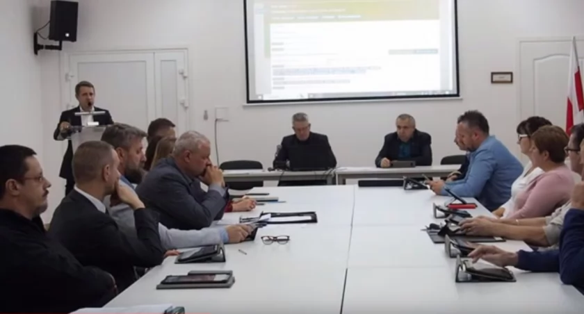 Na ostatniej sesji 30 października radni sprawnie przegłosowali planowane uchwały. Jedna z nich dotyczyła uposażenia wójta i nowych stawek diet. Dano też gospodarzowi gminy zielone światło do zaciągnięcia zobowiązań finansowych i zaaprobowano zmiany w planie zagospodarowania przestrzennego, umożliwiające rozbudowę kompleksu sanatoryjnego./ kadr z sesji