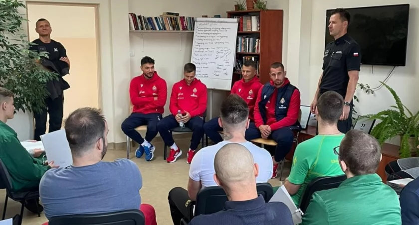 Piłkarze krakowskiego klubu opowiadali więźniom o tym, jak sport pozwala im radzić sobie z presją i jak realizować założone sobie cele./ FOT. I. Tenus-Rosół