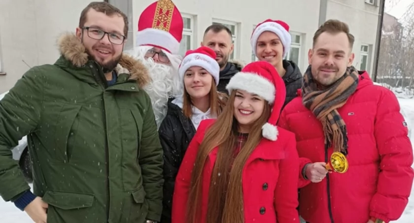 Zdjęcie z ubiegłorocznej akcji „Pomocnik Świętego”. Kulminacyjny moment, czyli wyprawa z paczkami do autorów listów, jest dla obu stron wielkim świętem./ FOT. materiały organizatorów
