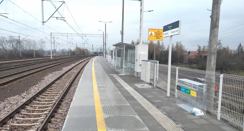 Peron kolejowy w Hurku umieszczony został w dogodniejszej dla mieszkańców lokalizacji i jest dostosowany do potrzeb wszystkich podróżnych, w tym osób z ograniczonymi możliwościami poruszania się./ FOT. K. Prochnicki