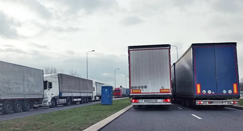 Ukraińskie TIR-y kierowane są m.in. na obwodnicę miasta, prowadzącą do przejścia granicznego w Malhowicach. Tam czekają na możliwość powrotu na ulicę Lwowską i dalej, w stronę Medyki... Fot. Mariusz Godos