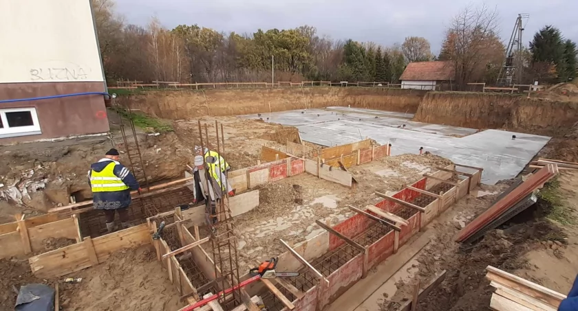 Prace przy budowie budynku basenu wewnętrznego postępują szybko. Jeśli wszystko pójdzie zgodnie z planem, do końca roku wykonawca „wyjdzie z ziemi”. Fot. zbiory własne