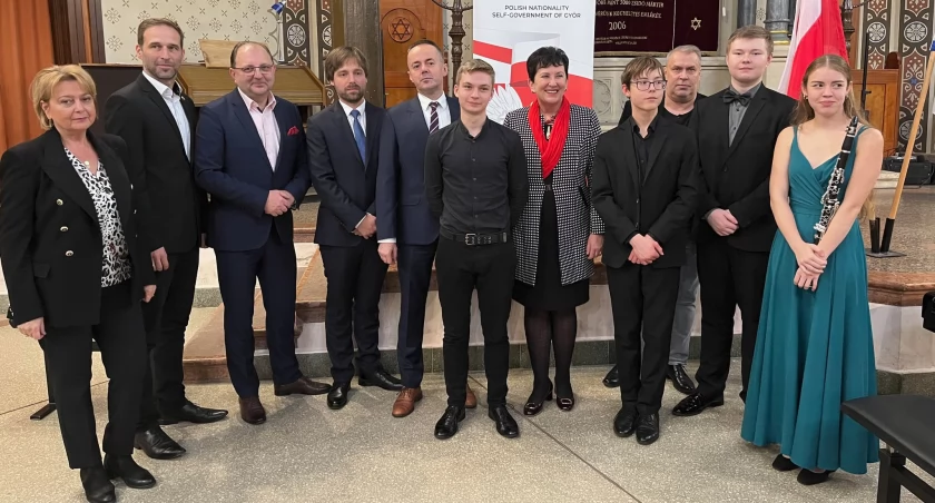Laureaci w towarzystwie m.in. konsula RP na Węgrzech, przemyślanina Andrzeja Kalinowskiego (piąty z lewej). Fot. zbiory szkoły