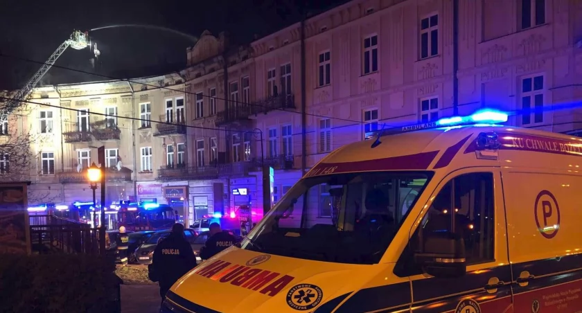 Akcja gaszenia pożaru poddasza w kamienicy przy ul. Długosza trwała ponad 5 godzin. Fot. WSPR Przemyśl