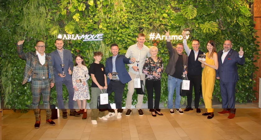 Na zakończenie konferencji odbyła się uroczysta gala wręczenia nagród „Rysie Bieszczadzkich Dni Psychiatrycznych”. Oryginalne nagrody wręczał wspomniany już prezes podkarpackiego oddział PTP dr nauk med. M. Kuligowski (pierwszy z lewej), który przez ok. 10 lat był również konsultantem wojewódzkim ds. psychiatrii na Podkarpaciu. Fot. zbiory organizatora