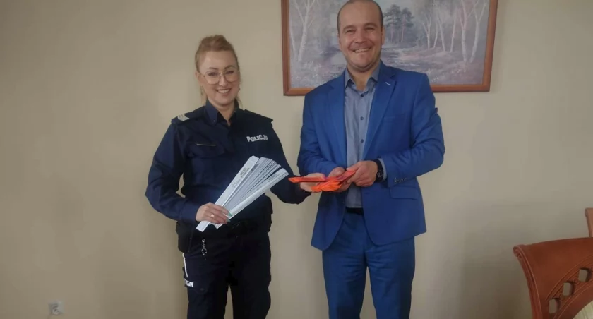 Dyrektor przemyskiego WORD-u Maciej Kamiński przekazał na ręce z sierżant sztabowej Alicji Tysowskiej-Prajzner z KMP Przemyśl 2 tys. opasek odblaskowych. Fot. zbiory własne