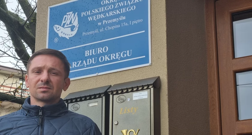 Ryby w Sanie i innych rzekach w regionie oczywiście są. Jednak w związku ze zmianami klimatycznymi szukają innych, nowych miejsc żerowania – informuje Piotr Kubas, ichtiolog, dyrektor Okręgu Polskiego Związku Wędkarskiego oddział w Przemyślu. Fot. Artur Wilgucki