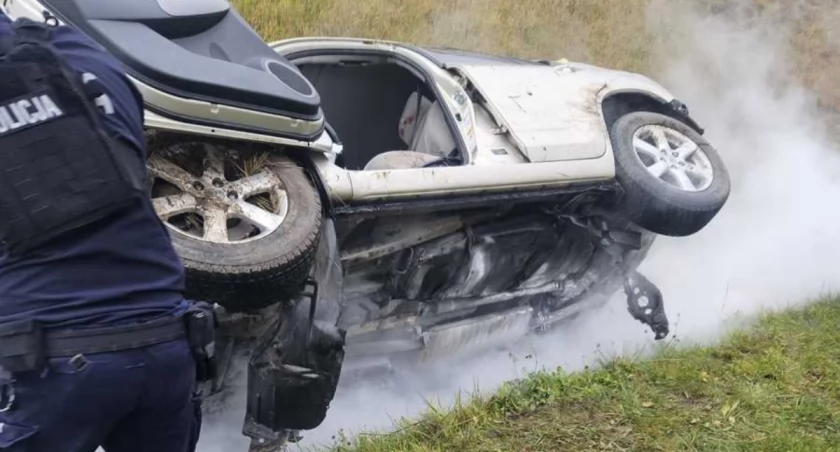 Toyota, którą podróżowały kobiety, wypadła z autostrady i zatrzymała się na boku w przydrożnym rowie. Zdjęcia: KPP Jarosław