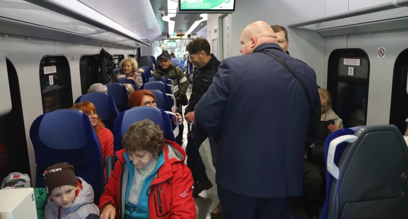 Ostatni przejazd, króciutki, bo kilkuminutowy, był dla ok. 40-osobowej grupy sporym wydarzeniem. Pociąg przemierzył trasę ze stacji Przemyśl Główny do stacji Przemyśl Zasanie. Fot. Grzegorz Kość