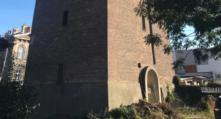 Ceglana wieża ciśnień przy ul. Czarnieckiego została wybudowana najprawdopodobniej w okresie drugiej wojny światowej, w ramach realizacji planu „Otto”.  Fot. M. Bochenek-Bartnicka; WUOZ Przemyśl