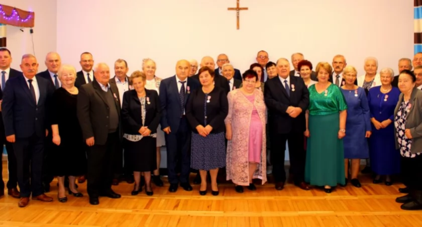 14 par małżeńskich z terenu gminy Żurawica świętowało złote gody. Spotkanie  odbyło się w tamtejszym Domu Seniora. Medale za Długoletnie Pożycie Małżeńskie, przyznane przez prezydenta Polski Andrzeja Dudę, wręczył małżonkom wójt gminy Tomasz Szelszczuk. Fot. UG Żurawica