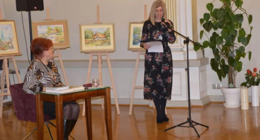 Dr Bernardyna Banaś (z prawej), podążając śladami twórczości Teresy Paryny, odsłoniła piękno, tajemnice i paradygmaty jej poezji. Fot. zbiory własne