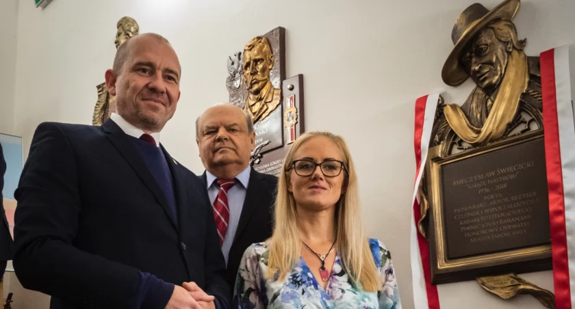 Z ramienia Urzędu Miasta Jarosławia tablicę poświęconą M. Święcickiemu odsłonił zastępca burmistrza Dariusz Tracz (z lewej). Fot. CKiP Jarosław